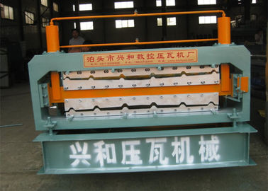 China Rolo dobro automático da plataforma que forma a máquina para fazer o painel de aço do telhado fornecedor